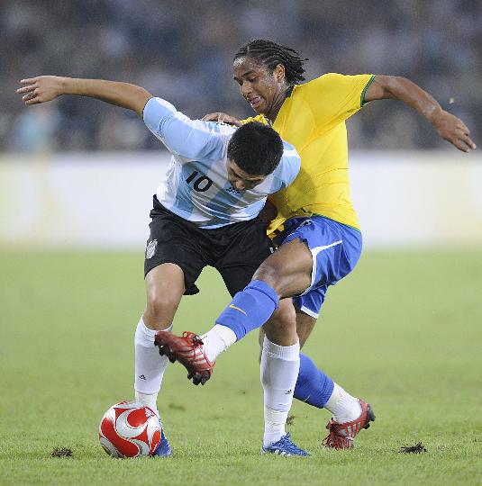 图文-男足半决赛巴西0-3阿根廷 里克尔梅奋力拼抢