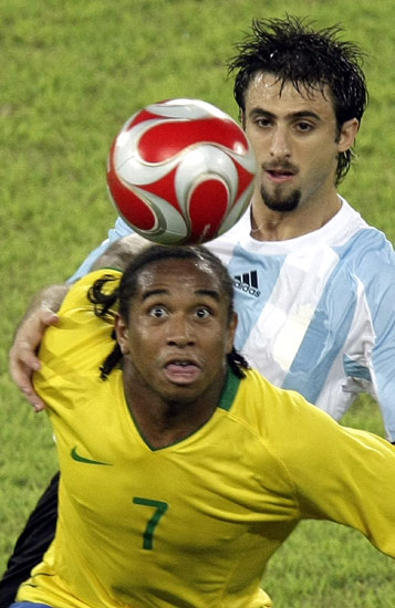 图文-[男足半决赛]巴西VS阿根廷 似乎拿头控球