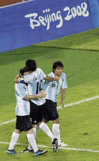 图文-男足半决赛巴西0-3阿根廷 阿根廷人庆祝