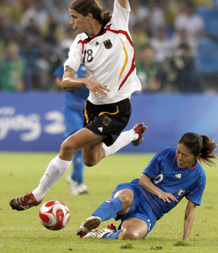图文-女足三四名决赛德国VS日本 阻断对手进攻