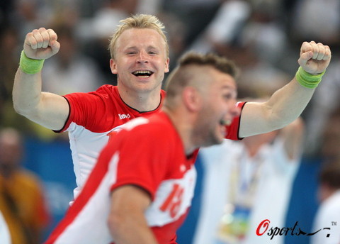 图文-奥运会22日男子手球赛况 冰岛队员欣喜若狂