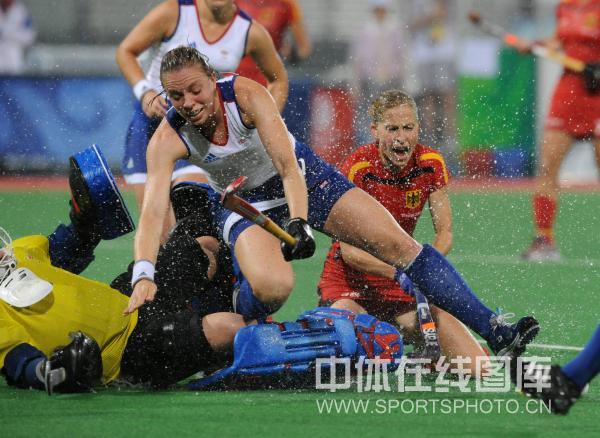 图文-8月10日女子曲棍球赛况 与守门员撞到一起