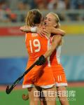 图文-女曲半决赛荷兰胜阿根廷 荷兰队员庆祝胜利