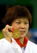 图文-奥运柔道女子70公斤决赛 展示赫人金牌
