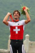 图文-自行车男子个人赛瑞士选手夺金 向观众们问候