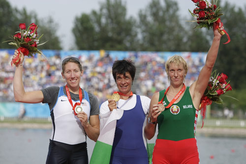 图文-奥运]女子单人双桨决赛 三位胜利者的微笑