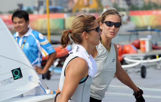 图文-北京奥运之微笑青岛 两名帆船女选手训练归来