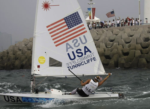 图文-激光雷迪尔级美国选手夺冠 向岸上观众挥手