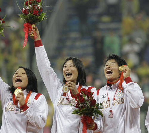 图文-垒球日本爆冷胜美国夺金 展示胜利的金牌