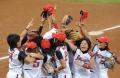 图文-日本垒球队胜美国队夺冠 日本队队员庆祝