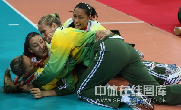 图文-[奥运]女排巴西3-1美国 巴西队员庆祝胜利