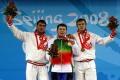图文-男子举重105公斤级决赛 阿拉纳乌展示金牌