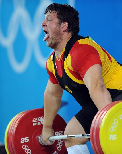 图文-举重男子105公斤以上决赛 爱吐舌头的冠军