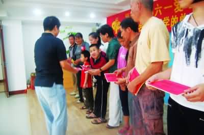 27名贫困单亲学子喜领福彩资助款_2010南非世界杯