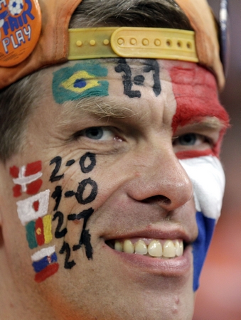 荷兰一路被保送进决赛 谁是世界杯误判频出幕