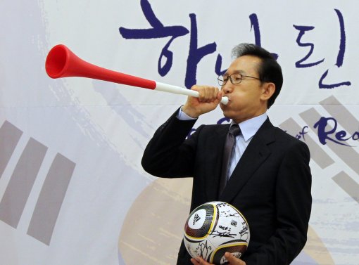 韩国总统青瓦台接见国家队:为朝鲜0-7输球而心
