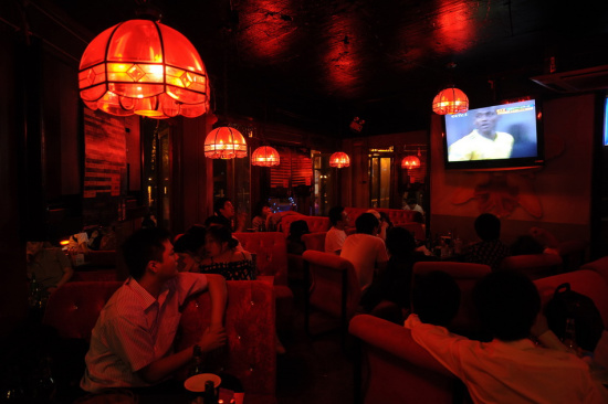 图文-北京球迷观看世界杯 后海酒吧里看球有情