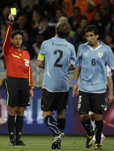 图文-[小组赛]乌拉圭0-0法国 卢加诺吃到黄牌_
