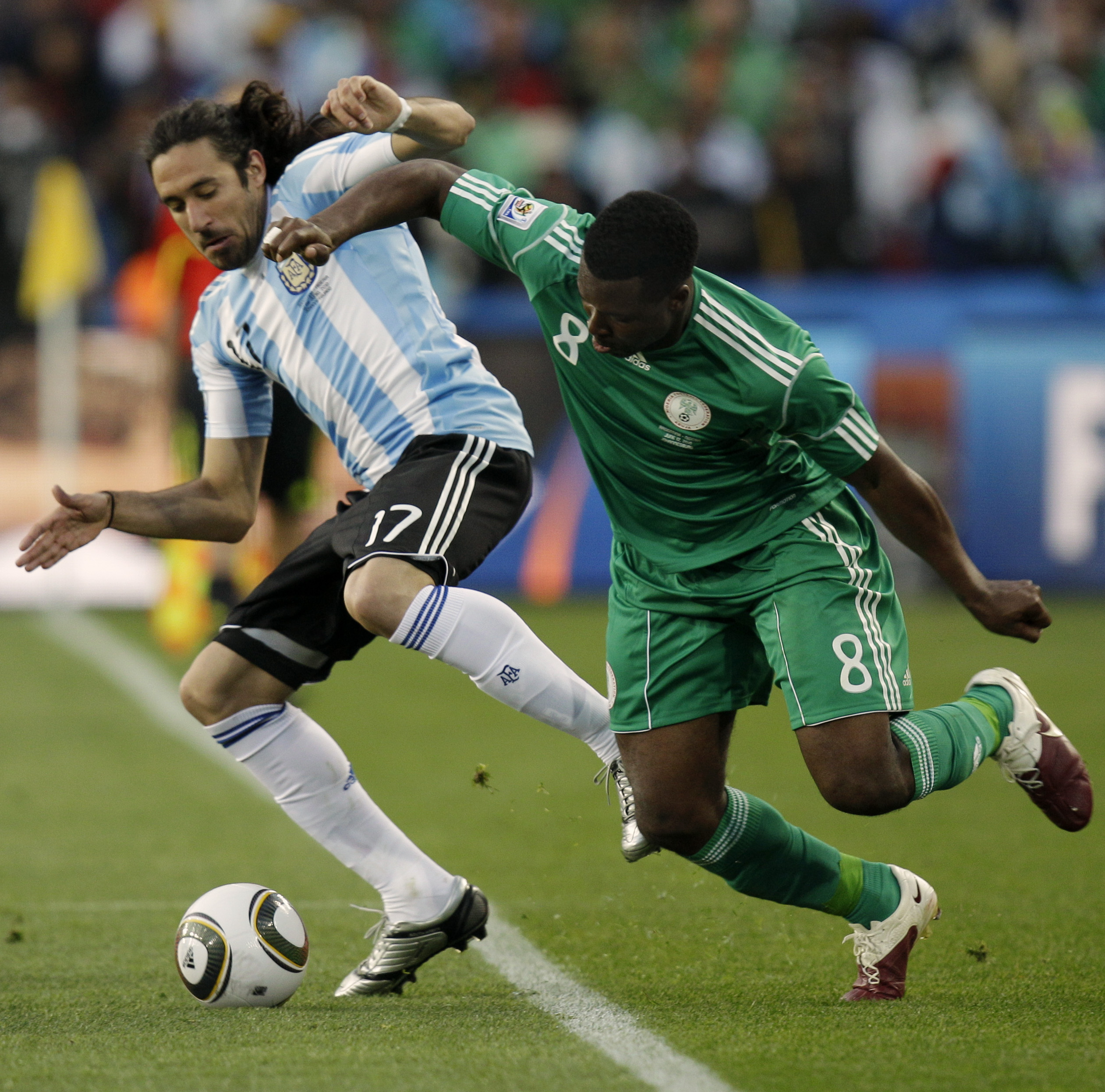 廷1-0尼日利亚 霍纳斯拼抢_图片新闻_2010南