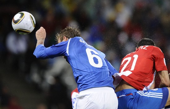 图文-[小组赛]意大利VS巴拉圭 两人相撞_图片新