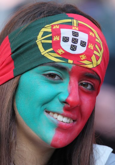 图文-[小组赛]科特迪瓦VS葡萄牙 美女国旗装扮