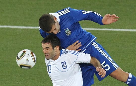 图文-[小组赛]阿根廷VS希腊 博拉蒂争头球_图片
