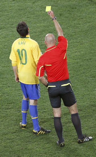 图文-[1\/8决赛]巴西VS智利 卡卡吃黄牌_图片新