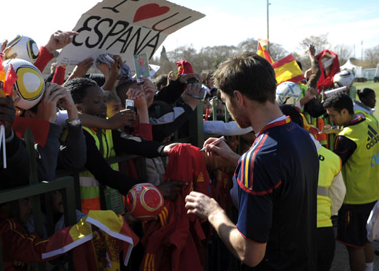 图文-西班牙队成员遭粉丝围堵 阿隆索给球迷签