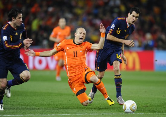 图文-[决赛]荷兰VS西班牙 罗本被放倒_图片新闻