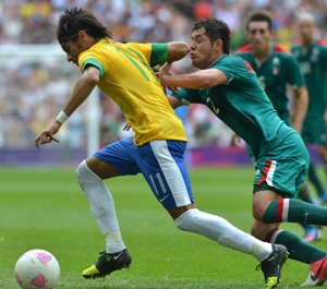男足决赛墨西哥爆冷 2-1巴西夺首金
