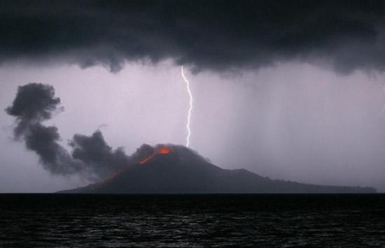 摄影师拍下火山喷发时被闪电击中景象(组图)