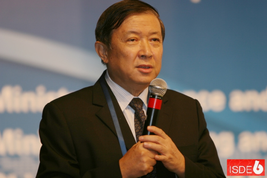 徐冠华作大会报告 徐冠华作大会报告