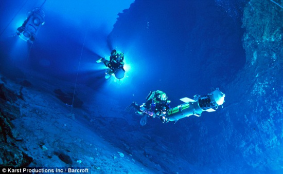 1998年，吉尔•海尼斯打破了横向水下潜水最长距离世界纪录，她在位于北佛罗里达的瓦库拉泉洞穴群300英尺的深处横向走了10000英尺（约合3公里）。