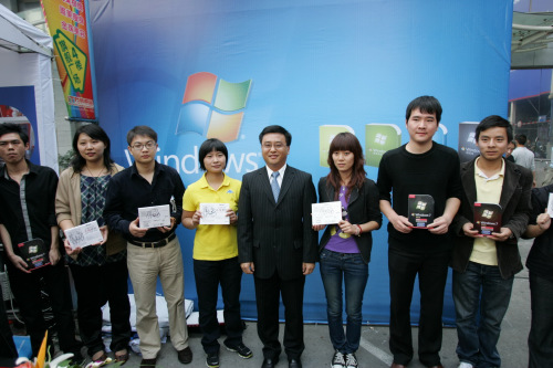 张亚勤现场与杭州Windows7发烧友合影