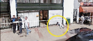 “你妈妈喊你回家睡觉” 　在伦敦街头，一名醉汉看起来已经在这酣睡了一个晚上了，希望看到这幅图片的人们帮他妈妈喊他回家睡觉。