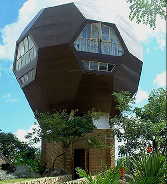 5. 足球房屋 这栋奇特的足球形状房屋由简-松基所设计和建造.