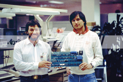 1976, qiao Busi and malic computer partner    茲    Nick reveals Steve Waugh Apple I advocate board
