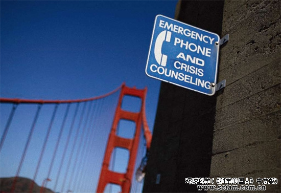 在美国旧金山金门大桥下安装防护网可以防止自杀者从这座著名的大桥上跳下去。 