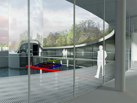 人们可以在地面层的长廊上散步