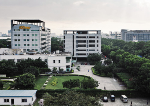 正在扩建的海普瑞厂房和保安严密的大门