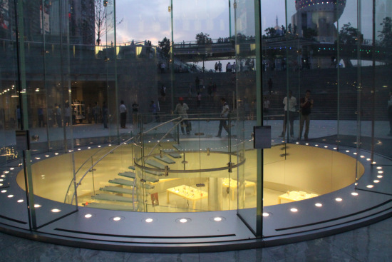 该专卖店的主要区域位于地下，共有两层，楼梯也是由玻璃制成，非常有时尚感