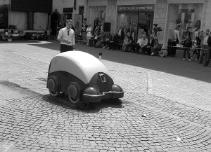 意大利机器人沿街收垃圾_科学探索