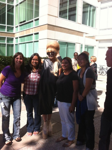 Lady Gaga is exposed to the sun to visit malic headquarters