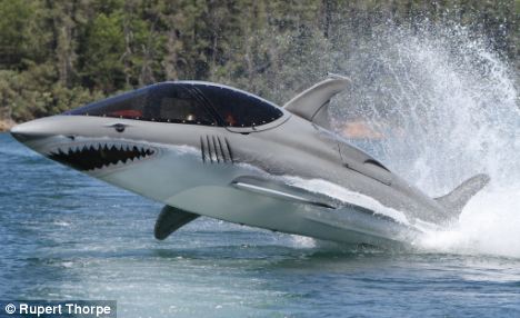 美发明家打造鲨鱼船可潜水腾空高达近4米(图)
