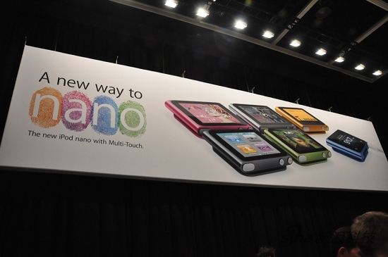 图为:苹果新品发布会nano广告牌