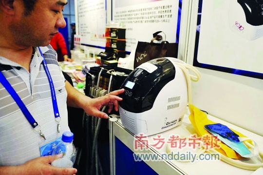 高交会展出的高烧物理降温仪。南都记者高贵彬摄