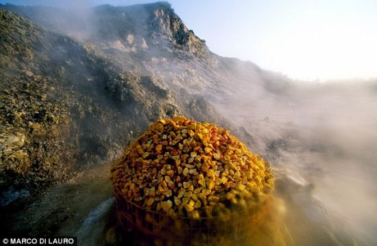 坎皮佛莱格瑞火山的石头。