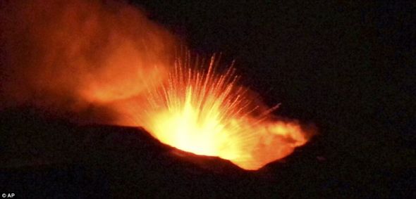 埃特纳火山东南侧火山口的东翼发生斯特隆布利式火山喷发。