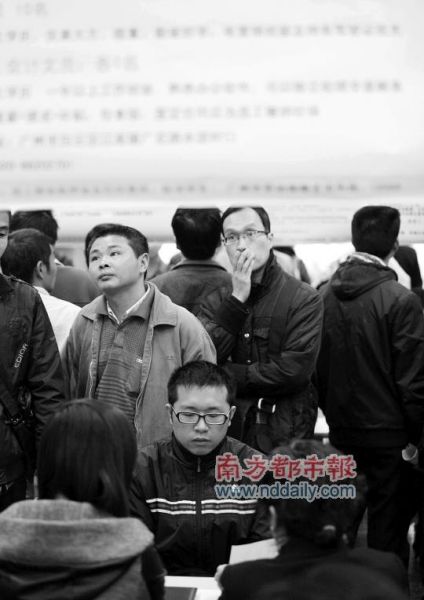 在招聘会现场,揾工者都期待心水岗位。 在招聘会现场,揾工者都期待心水岗位。