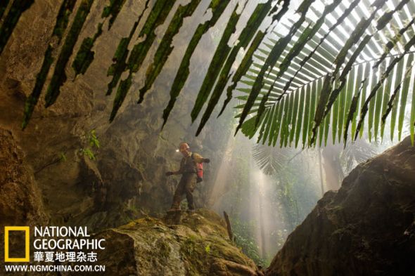 在被森林遮蔽的韩松洞入口，作者马克面对布满苔藓的光滑岩石和从10米高处坠落的危险，经受了严峻的考验。